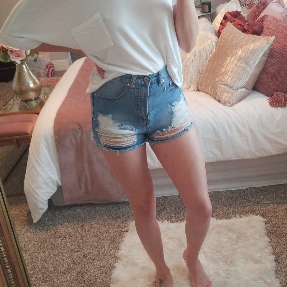 Distresses Jean Shorts - Picture 3 of 3